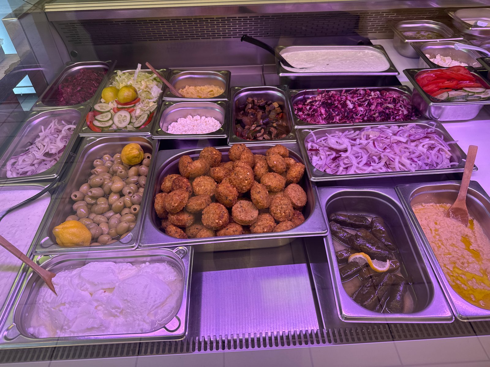 Unsere gut gefüllte Feinkost-Theke mit hausgemachten mediterranen Spezialitäten